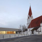 Gemeindehaus Pfuhl mit Kirche von der Straße aus