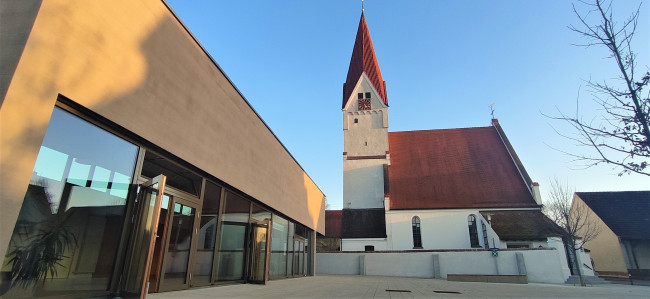 Gemeindehaus Pfuhl mit Kirche und Kirchplatz