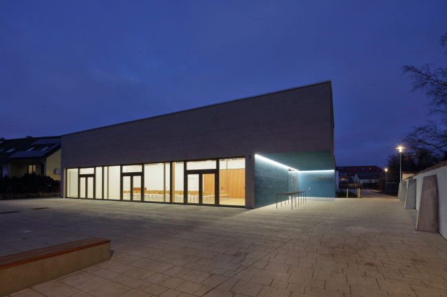 Gemeindehaus Pfuhl Eingang bei Abendstimmung