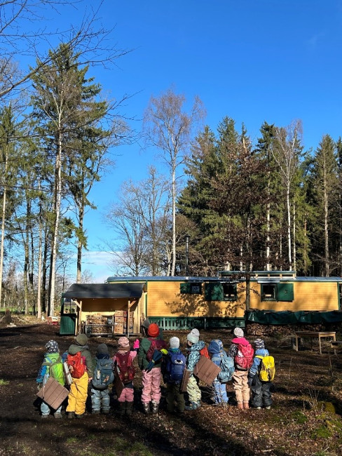 Reutti Kinder vor Bauwagen