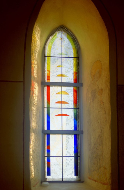 Buntes Kirchenfenster in der St. Ulrichskirche